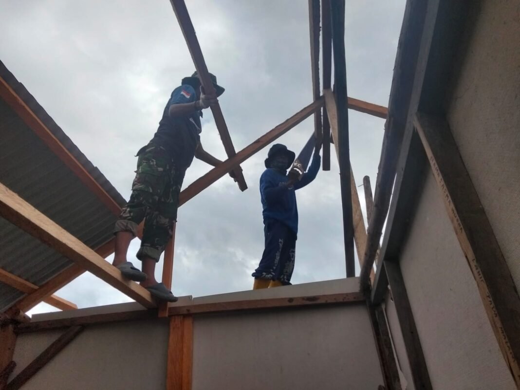 Tahap Pemasangan Atap dan Dinding Kalsiboard pada RTLH Bapak Nardianto di Polewali
