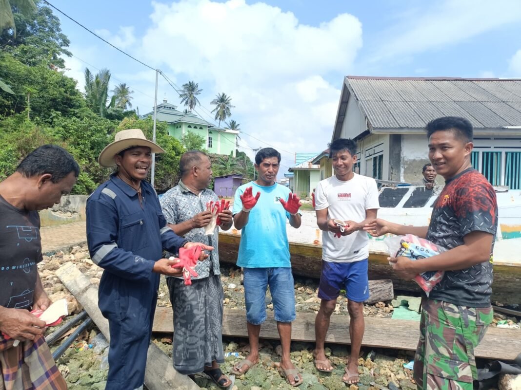 Mengutamakan Keselamatan Kerja, Satgas TMMD Ajak Warga Gunakan Sarung Tangan saat Pengecoran