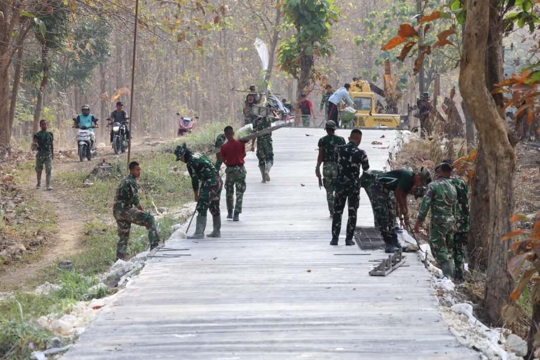 Pembangunan Jalan TMMD 0812/Lamongan: Evaluasi Bekisting Sebelum Dipindahkan