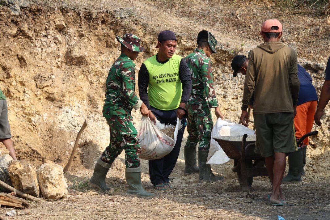 TNI dan Masyarakat Tlemang: Bersatu untuk Pembangunan Jalan
