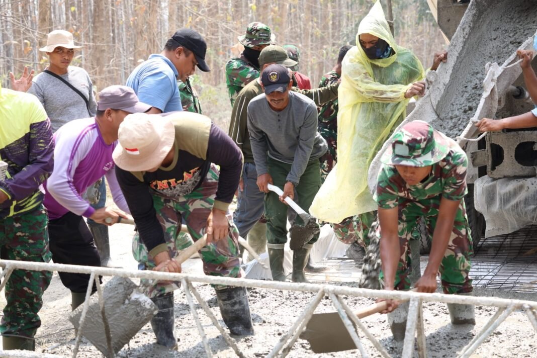 Nyawa Pembangunan di Desa Tlemang: Gotong Royong TNI dan Warga Jadi Kunci Sukses TMMD ke-129 Kodim 0812/Lamongan