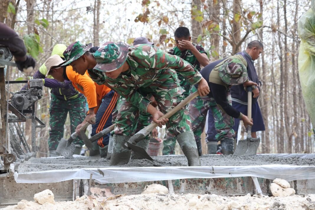 Dari Keringat Menjadi Harapan yang terwujud: Kehangatan Gotong Royong TNI dan Warga di TMMD ke-129 Kodim 0812/Lamongan