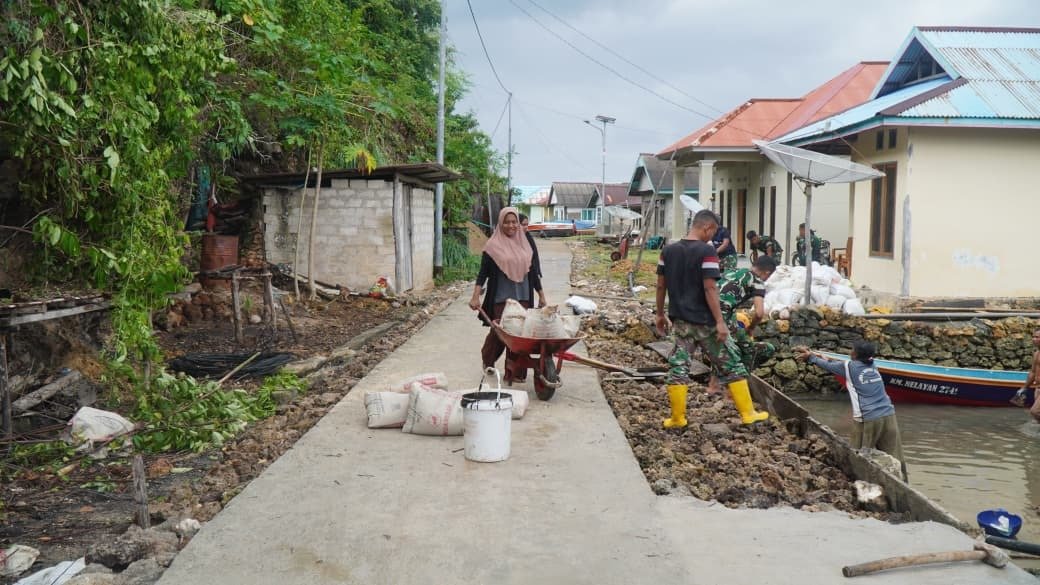 Pelaksanaan Pembangunan Jalan Rabat Beton di Desa Polewali Bersama Warga