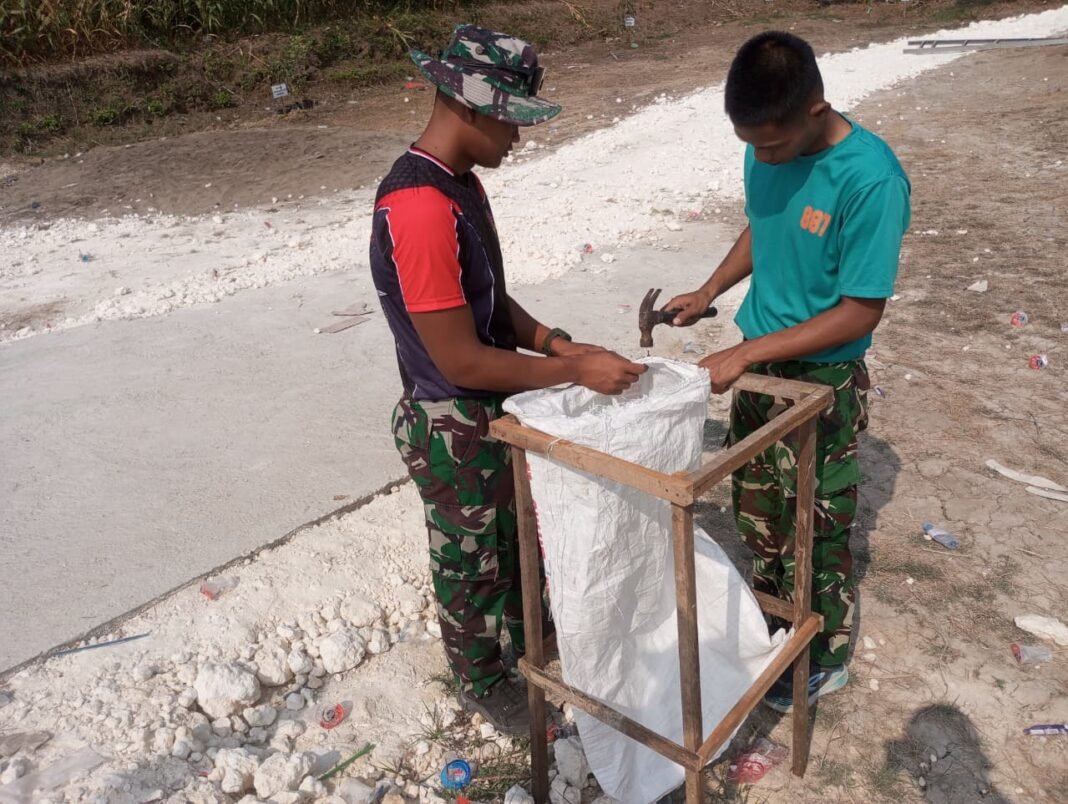 Meningkatkan Kebersihan Melalui Tempat Sampah di Lapangan Tlemang