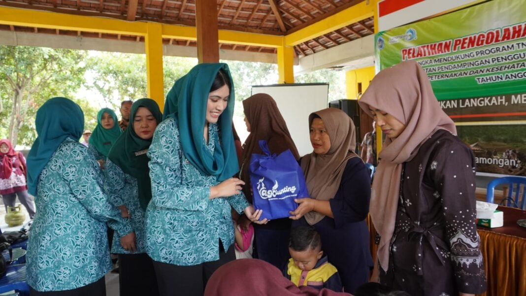 Aksi Bersama Perangi Stunting, Persit KCK dan PKK Kabupaten Lamongan Bagikan Paket Gizi