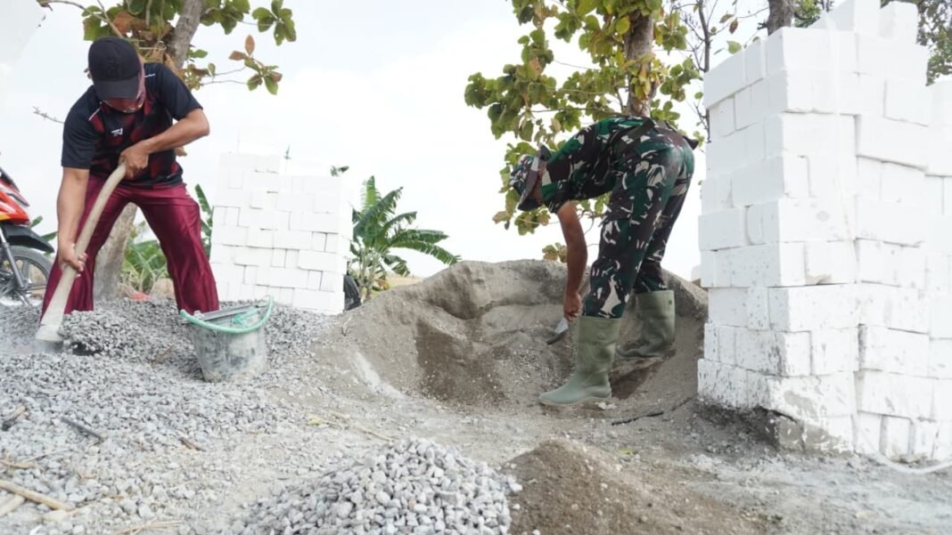 Gotong Royong di Desa Tlemang: Satgas TMMD ke-129 dan Masyarakat Galang Kebersamaan untuk Tiang Tandon Air