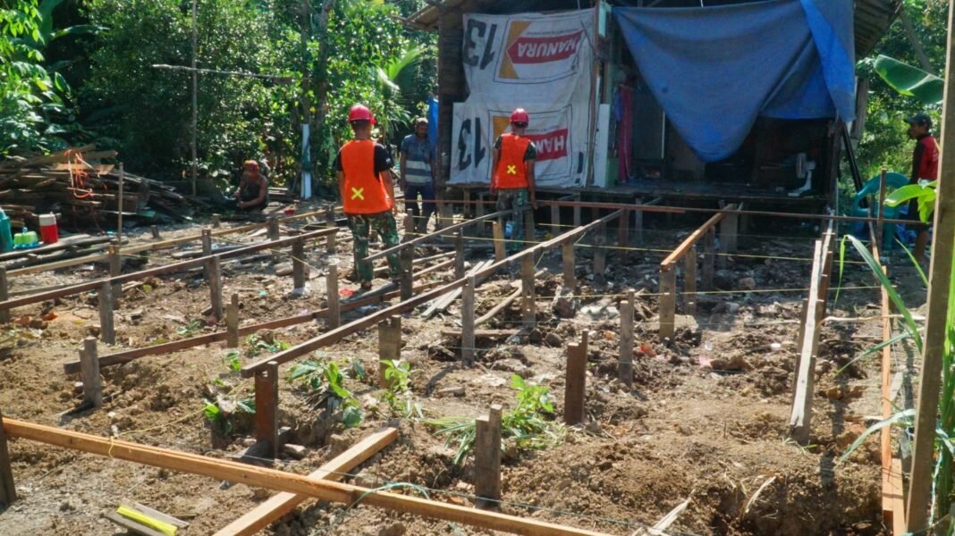 Pemasangan Tiang Gelagar RTLH sebagai Langkah Awal Perbaikan