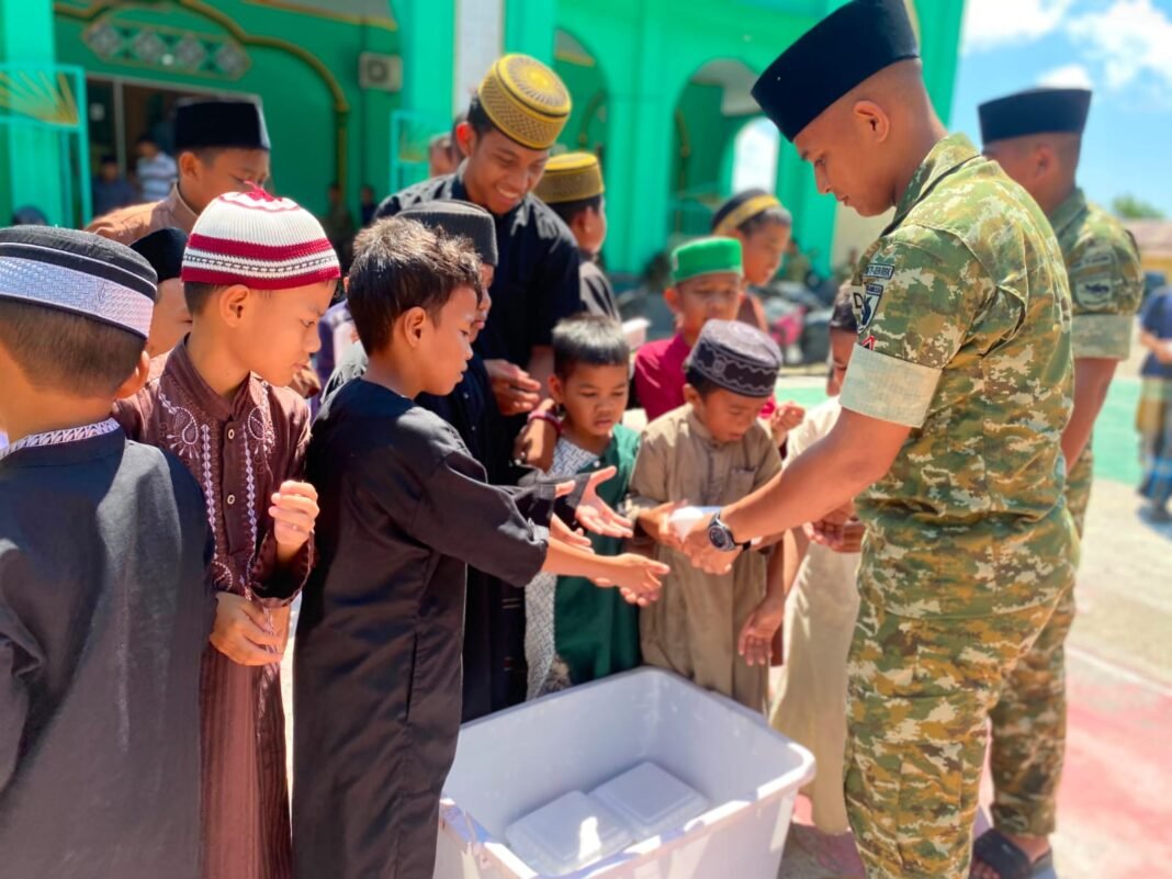 Kepedulian TNI Melalui Program SEJUK di Supiori: Salat Bersama dan Nasi Kotak
