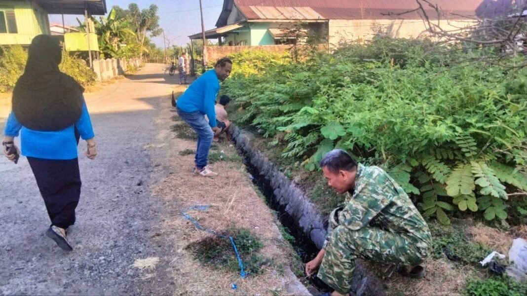 Bersama Warga, Babinsa Ciro-Ciroe Bersihkan Aliran Air