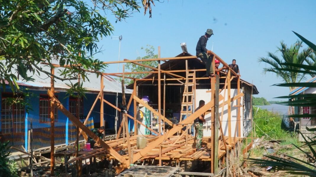 Pemasangan Tiang untuk RTLH Ibu Rini Tandai Awal Pembangunan Rumah Layak