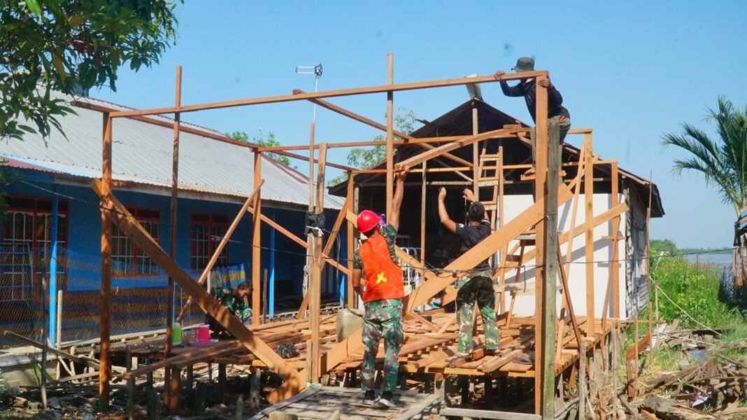Sinergi Satgas TMMD dan Warga Terwujud dalam Pemasangan Tiang RTLH