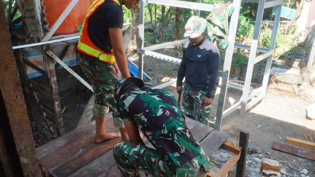 Satgas TMMD Fokus Bangun Struktur Atap MCK Demi Fasilitas Sanitasi yang Lebih Berkualitas