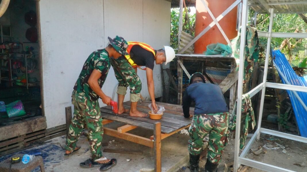 Masyarakat Terlibat dalam Pembangunan MCK SAS 3 di TMMD