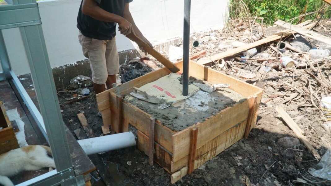 Pembangunan Sanitasi: Pengecoran Septik Tank MCK SAS 5 di Desa Bandar Raya