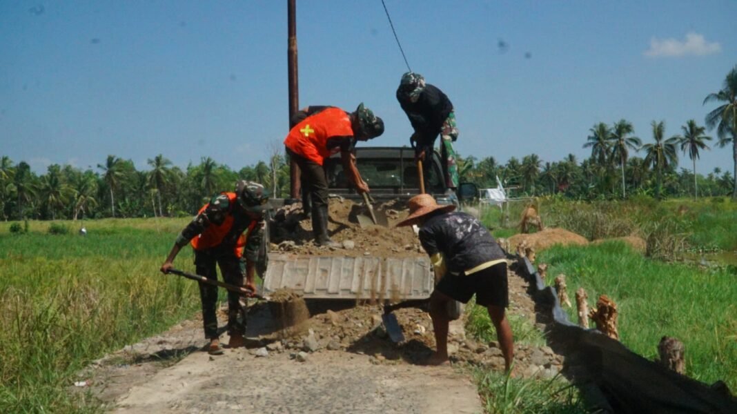 Sinergi Satgas TMMD dan Masyarakat untuk Meningkatkan Jalan di Desa