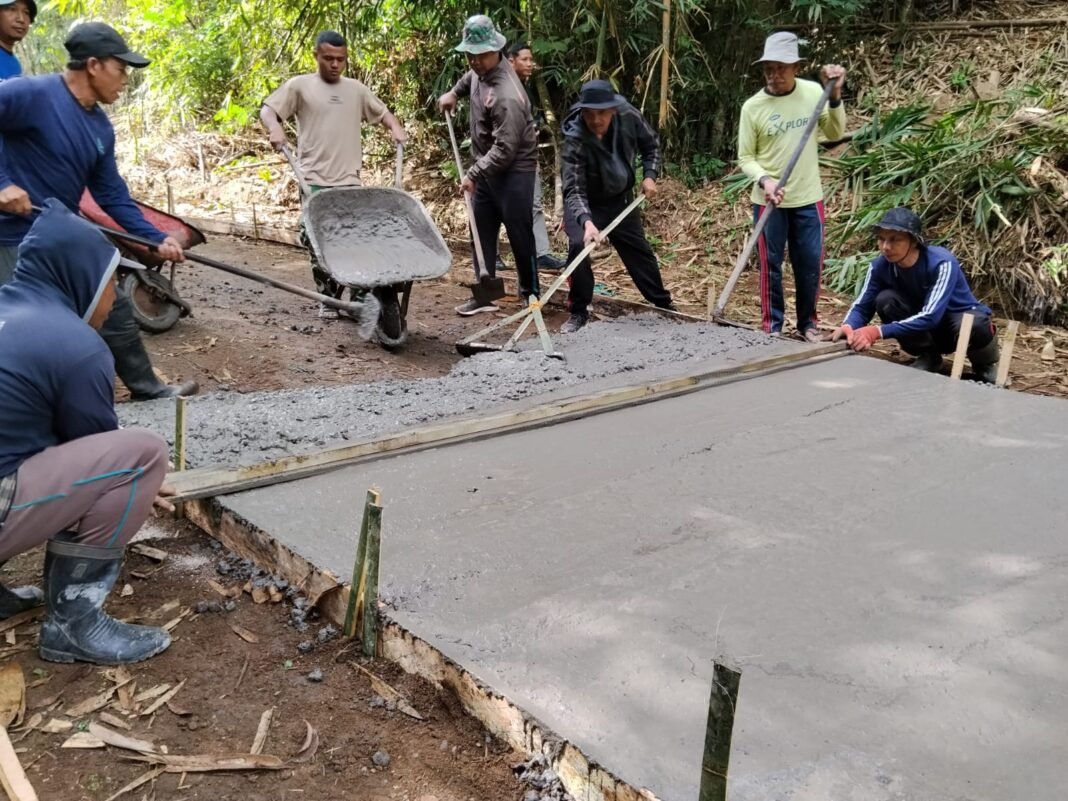 Upaya Bersama Satgas TMMD Ke-129 Untuk Kebut Rabat Beton