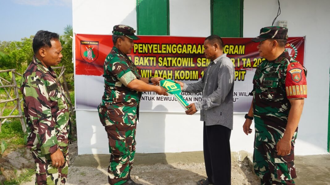 Penyerahan Kunci Rumah RTLH oleh Dandim 1015/Sampit
