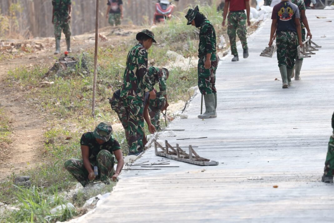 Pembangunan Jalan Rabat Beton oleh Satgas TMMD ke-129 Kodim 0812/Lamongan Terus Berlanjut