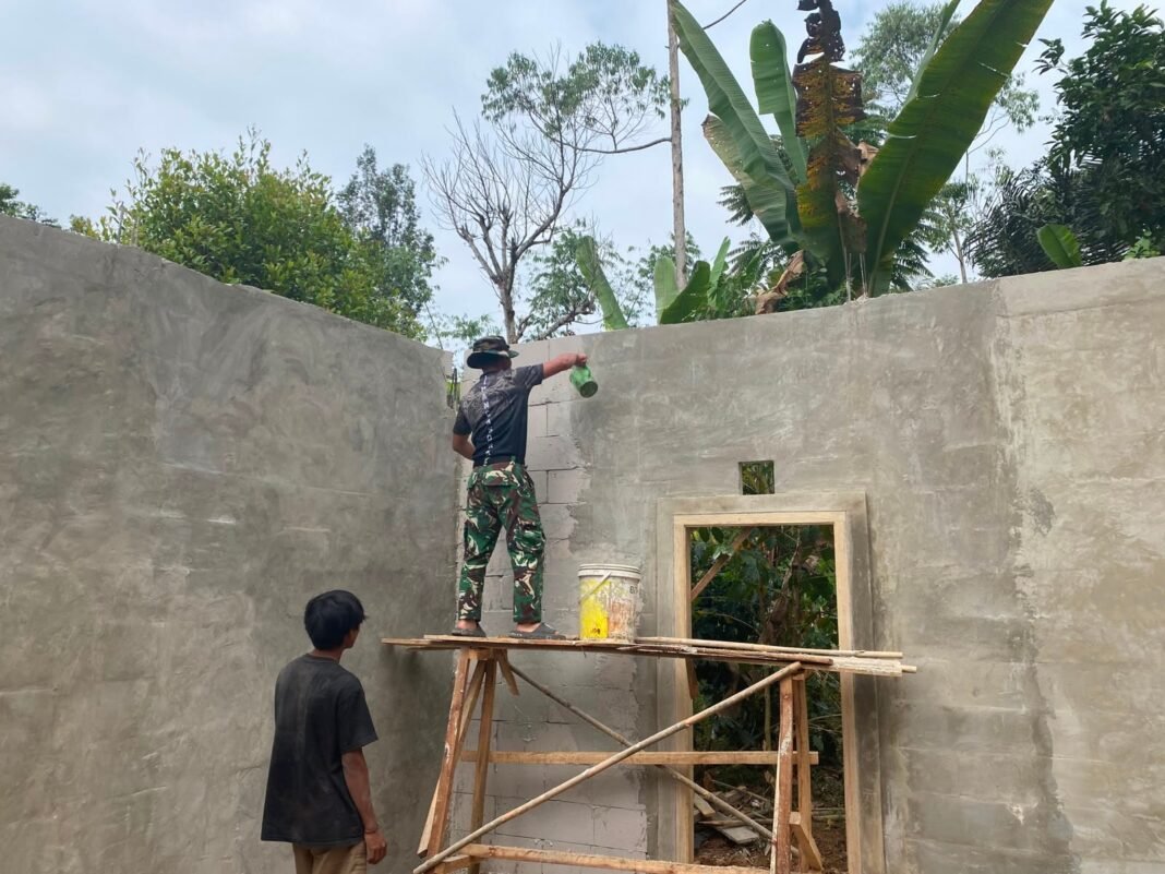 TMMD Ke-129 Kodim 0608/Cianjur: Penyelesaian Rumah Bapak Entis Sutisna Ditargetkan Selesai Tepat Waktu