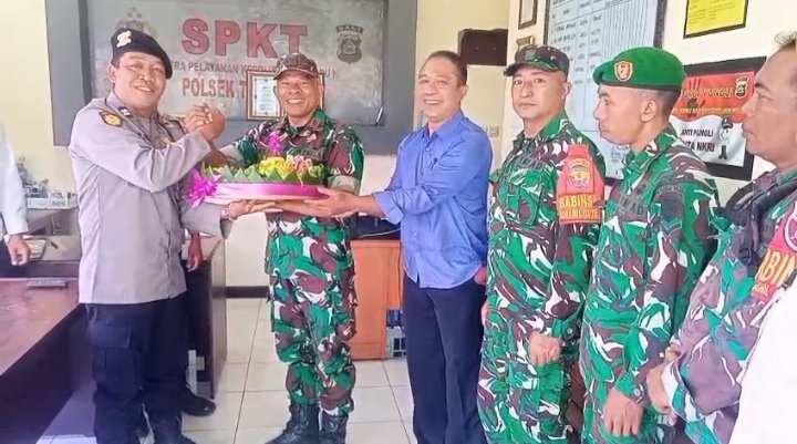 Koramil Tembuku Perkuat Hubungan dengan Polsek Melalui Tumpeng di HUT Bhayangkara