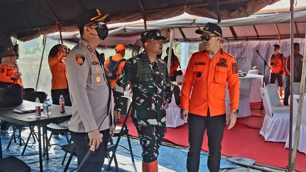 Dandim 1011/Kuala Kapuas Ikut Serta dalam Kunjungan Menko Polkam ke Posko Kebakaran Hutan