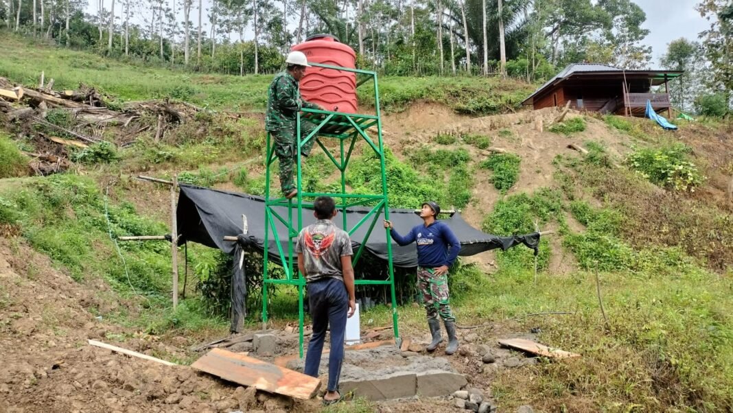 Pemasangan Tandon Air pada TMMD Ke-129 di Kabupaten Bone