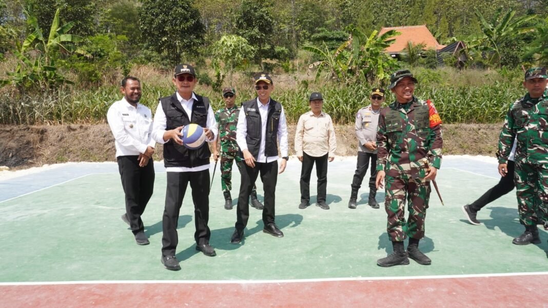 Pembangunan Lapangan Voli: Sinergi antara TNI dan Masyarakat di Tlemang