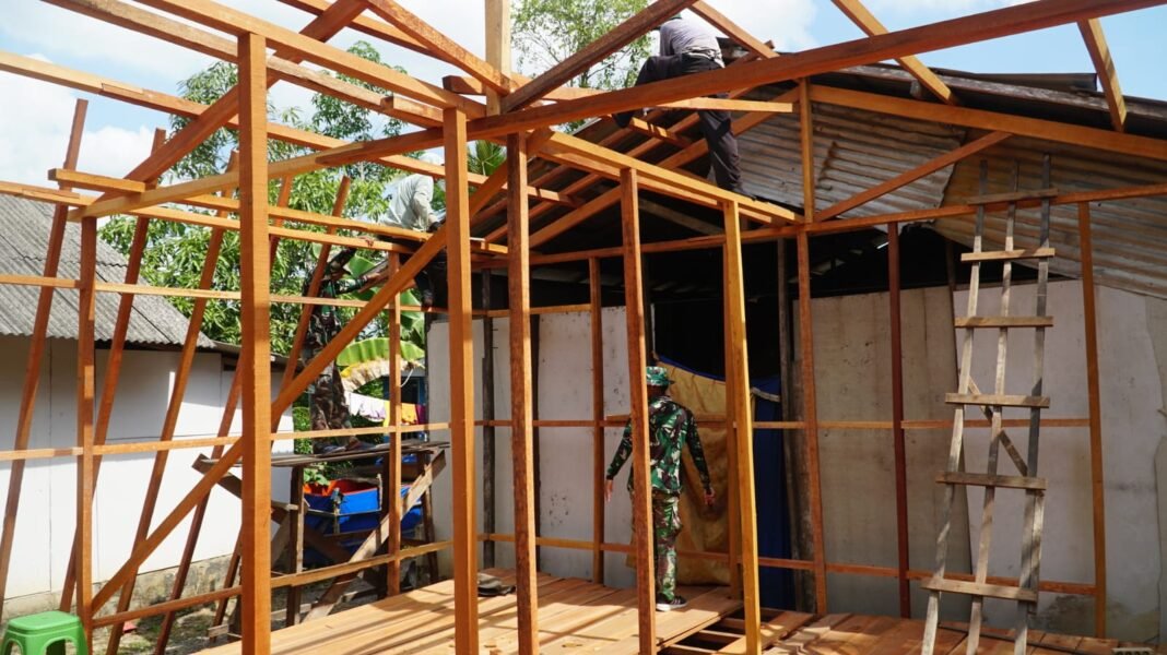 Kegiatan Gotong Royong dalam TMMD: Pembangunan Rumah Walianto