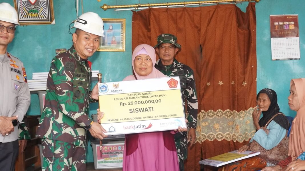 Kepedulian Sosial di TMMD 129: Bupati Lamongan dan Dansatgas Serahkan Paket Sembako