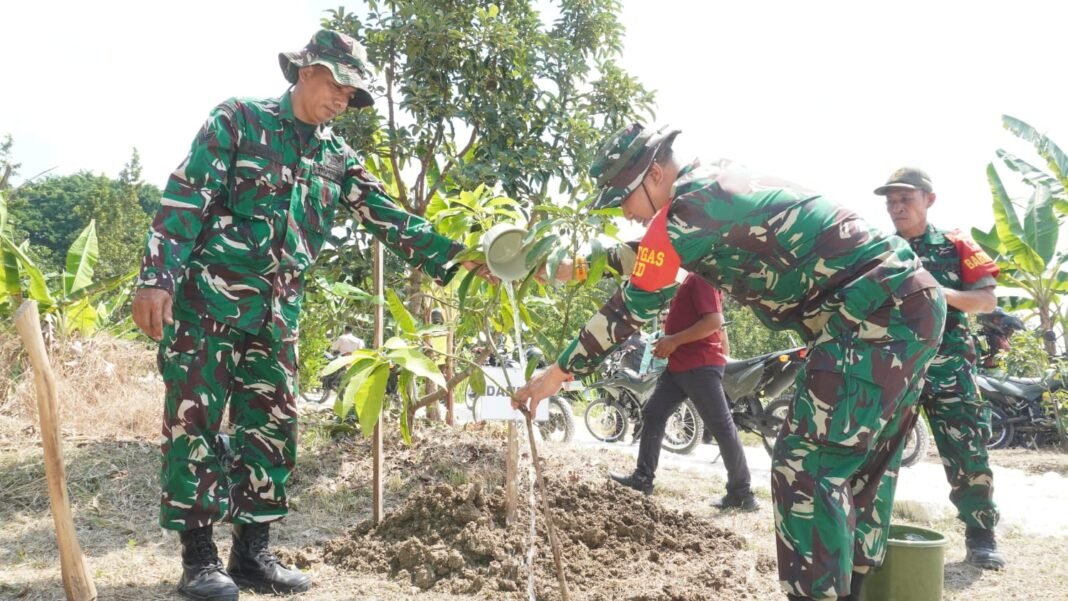 Menghijaukan Lingkungan, Bupati dan Dansatgas TMMD 129 Tanam Bibit Buah