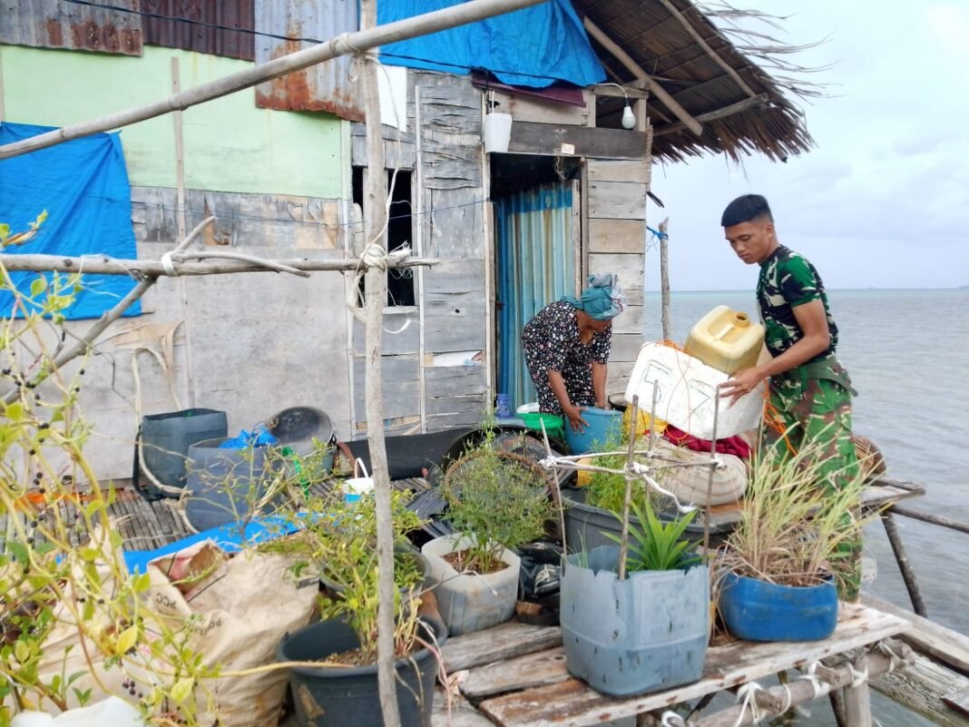 Keberadaan TNI dalam Pindahan Barang Sebelum Renovasi RTLH Bapak Nardianto