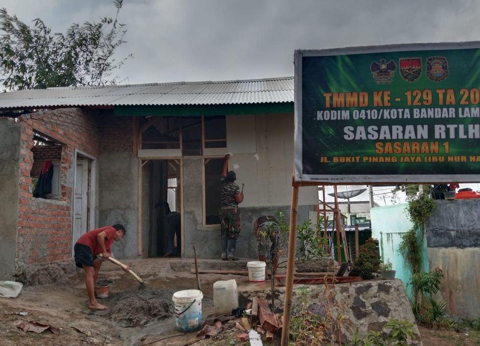 Perbaikan Rumah Ibu Nur Hayati: Kegiatan TMMD ke-129 dalam Aksi Nyata