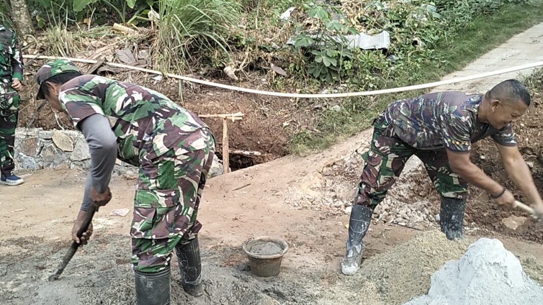 Monitoring Proyek Talud dan Drainase oleh Babinsa Koramil 410-02/TBS