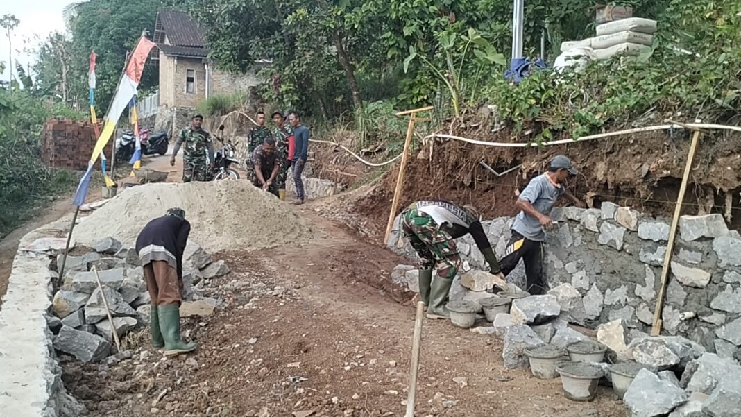 Kegiatan Gotong Royong untuk Pembangunan Drainase di Kemiling