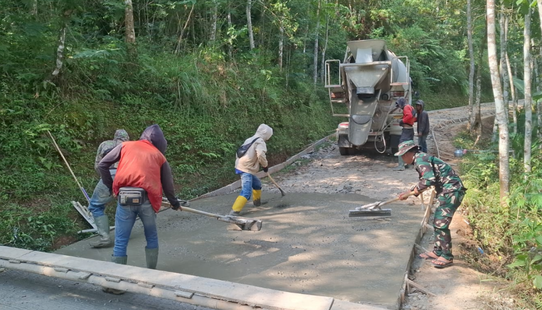 Warga Desa Mekarmukti Bersyukur atas Betonisasi Jalan Program TMMD Ke-129