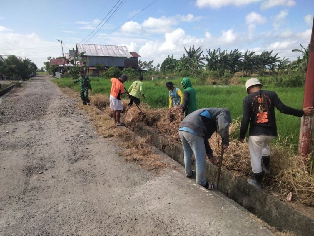Babinsa Cirociroe Berkolaborasi dengan Warga untuk Cegah Banjir di Mattiro