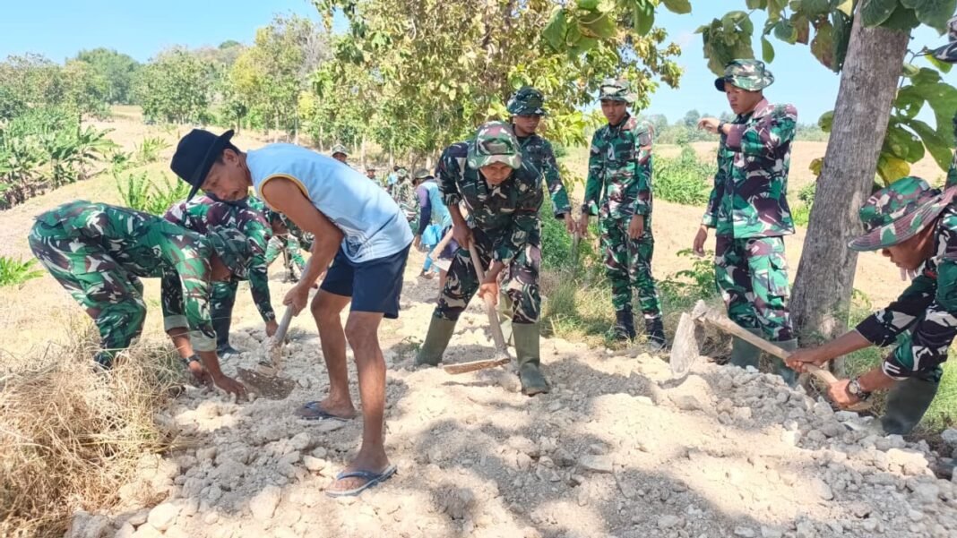 Kepedulian TNI dan Warga Tlemang dalam Pembangunan Jalan Usaha Tani TMMD ke-129
