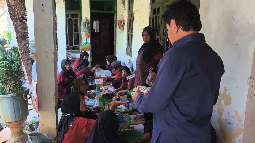 Inisiatif Pelatihan Pempek Buka Peluang bagi Ibu-Ibu Desa Luwung Kencana