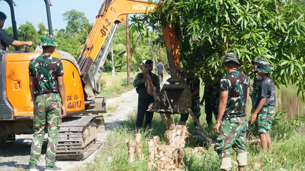 Pemasangan Kerangka Plafon Musholla Darul Iman oleh Satgas TMMD