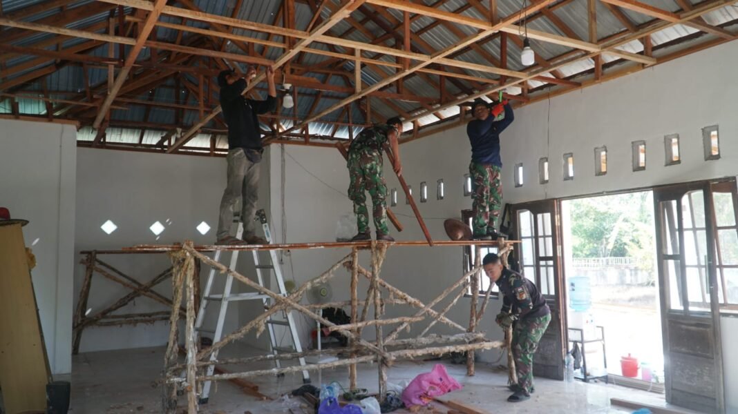 Pemasangan Siring Galam dalam Kegiatan TMMD di Desa Bandar Raya