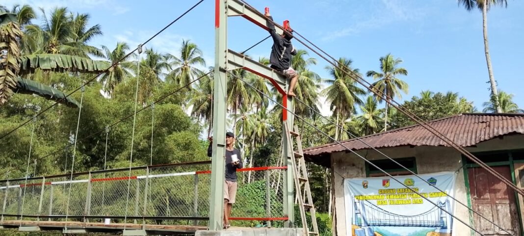 Babinsa Koramil 1309/Wori Dukung Pembangunan Jembatan Perintis Garuda di Desa Talawaan Atas