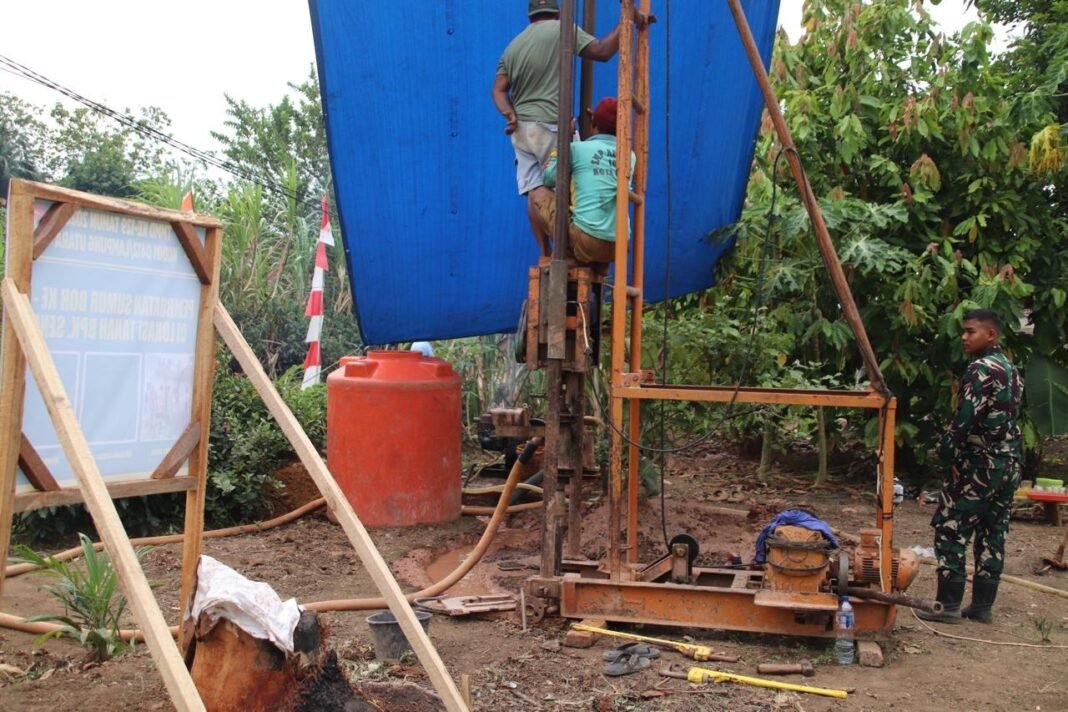 Gotong Royong TNI dan Warga Dalam Proyek Sumur Bor TMMD Ke-129
