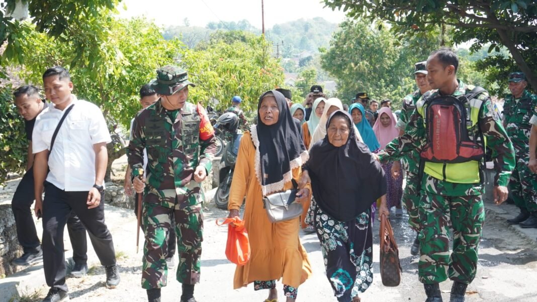 Satgas TMMD Ke-129 Berikan Bantuan Kesehatan kepada Lansia