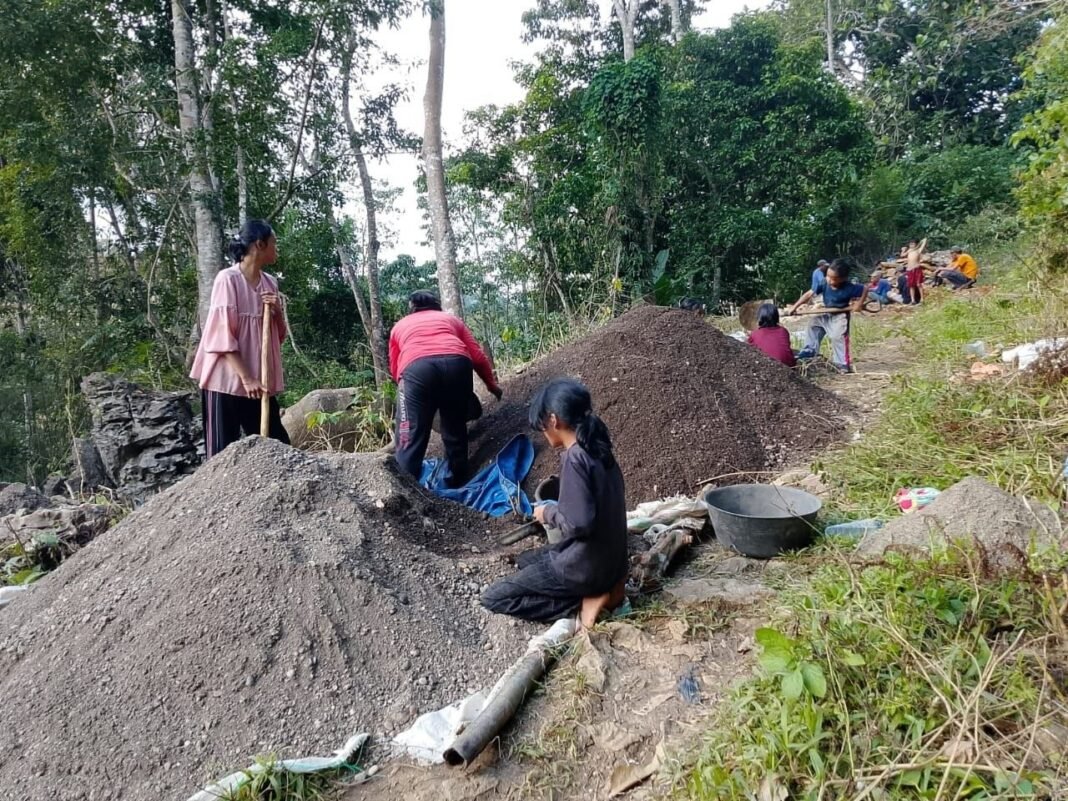 JMembantu Pembangunan Jembatan Gantung di Dusun Lemo oleh Satgas TMMD