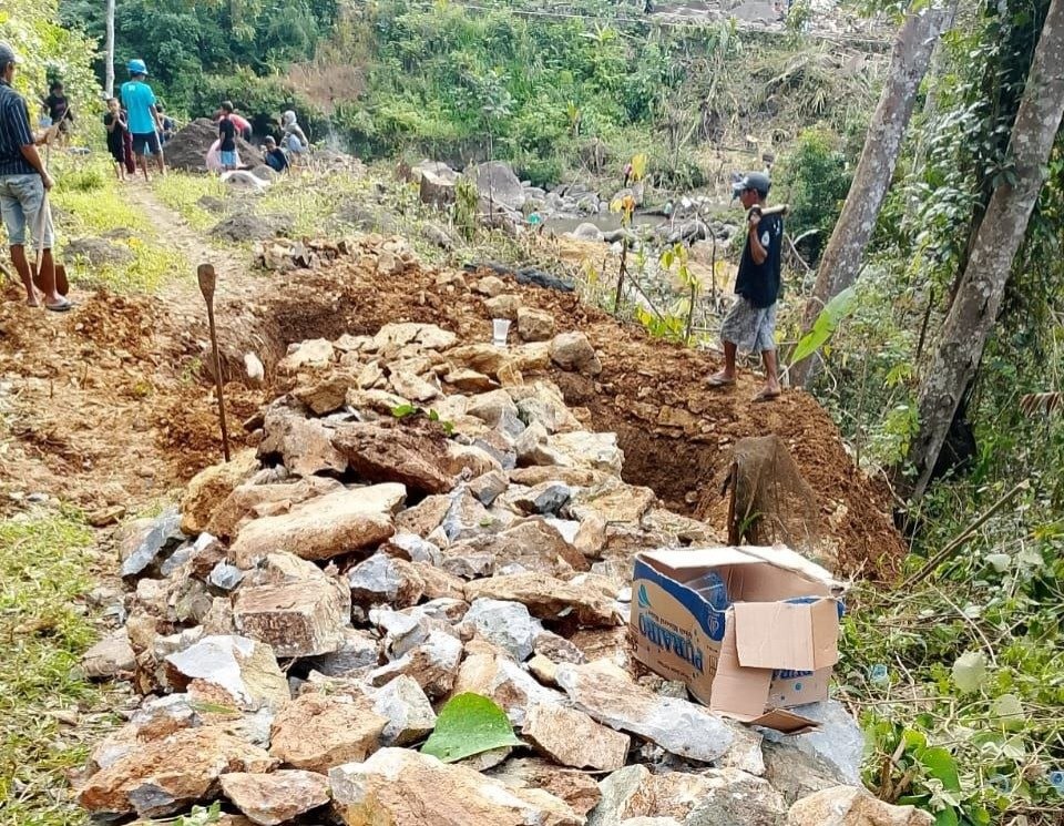 Sinergi TNI dan Masyarakat dalam Pembangunan Jembatan Gantung di Bone