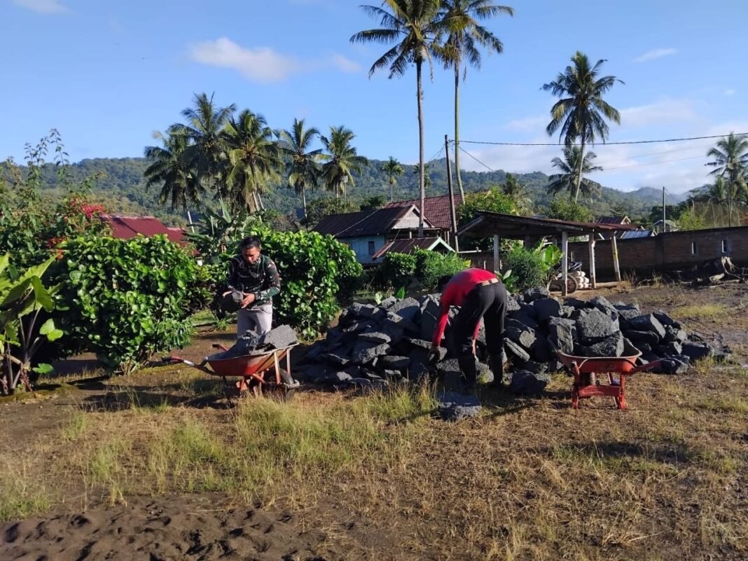 Pembangunan Jambanisasi Melalui Langsir Batu di Dusun Langi oleh Satgas TMMD Ke-129