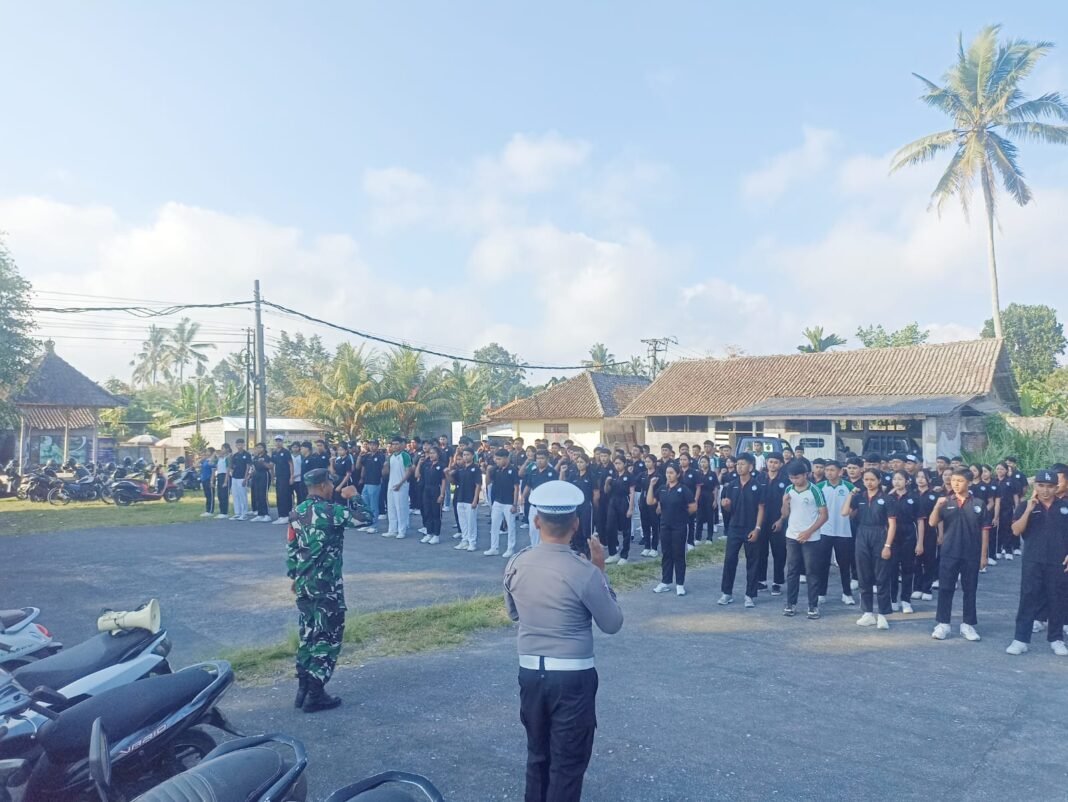 Kolaborasi Babinsa dan Polsek Tembuku dalam Pelatihan PBB untuk Siswa SMKN 1 Tembuku