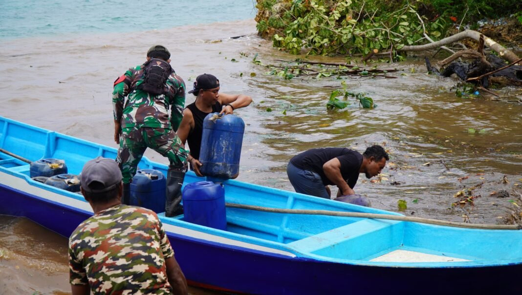 Tantangan Laut Tidak Menghalangi Satgas TMMD Ke-129 Mengantarkan BBM