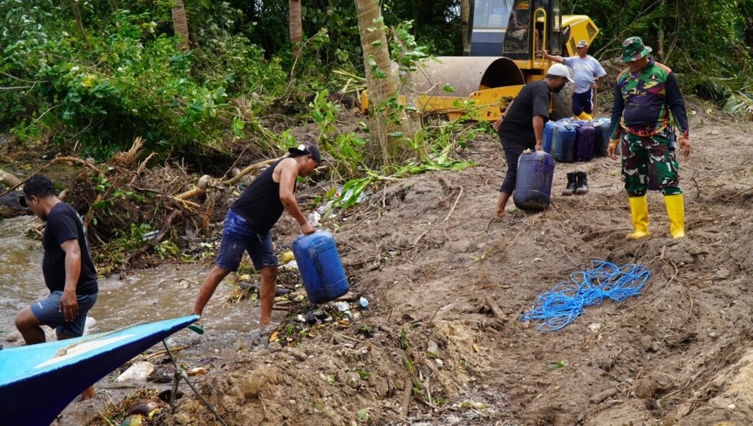 Kendala Laut Tidak Halangi Satgas TMMD Ke-129 untuk Kirim Solar