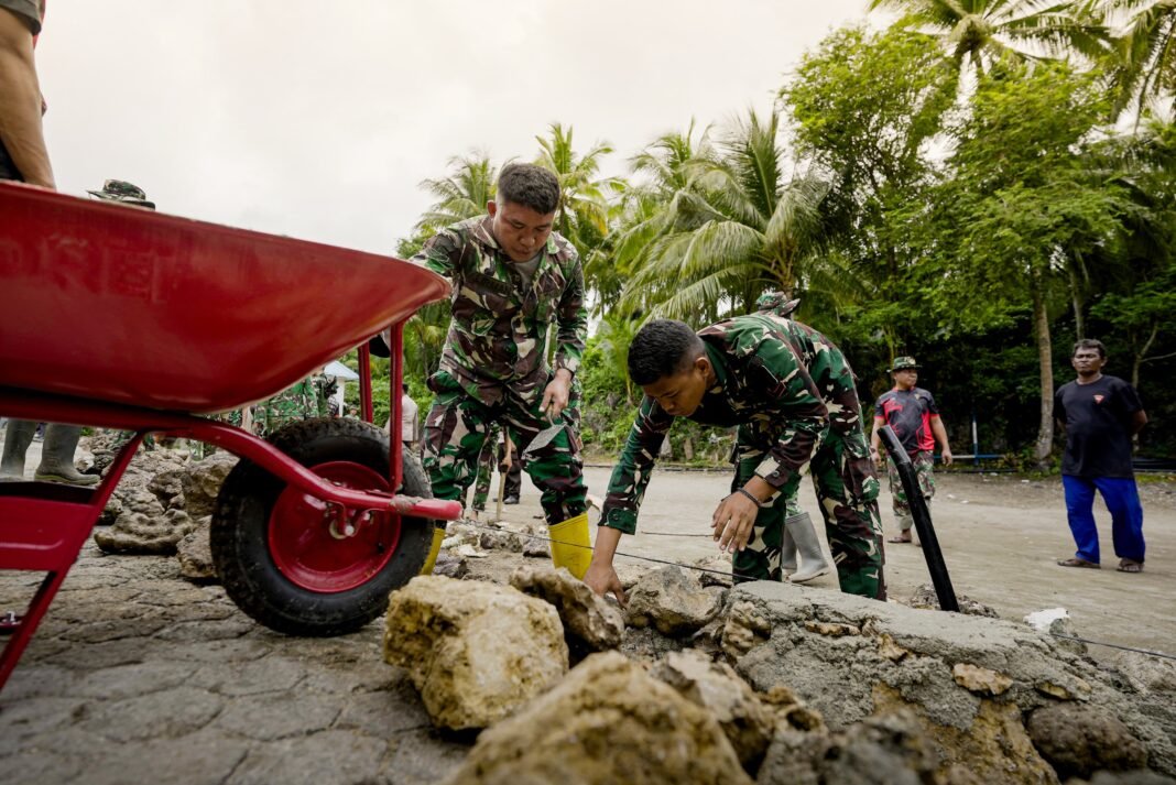 Bersama Menuju Tujuan, Anggota Satgas TMMD Ke-129 Tuntaskan Pengecoran Jalan di Polewali